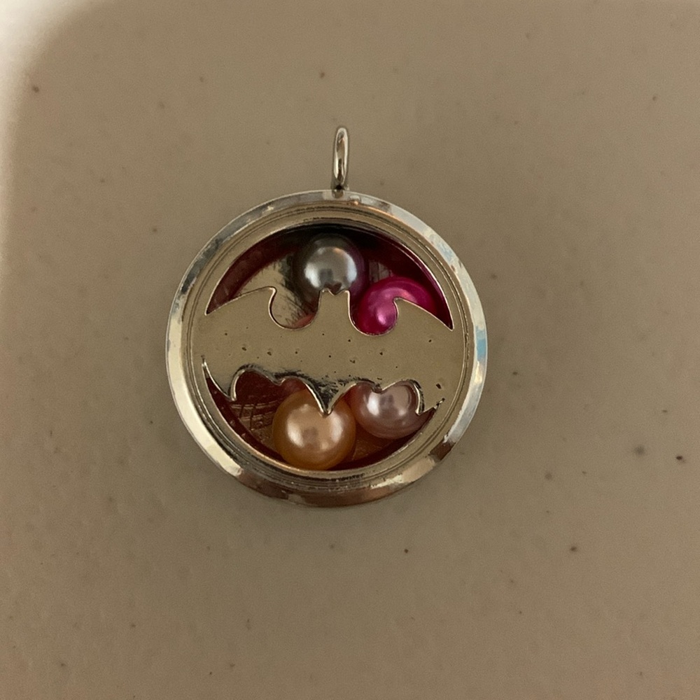 Batman 🦇 multiple pearl pendant (pearl not included)